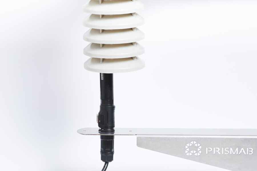Sensor agrícola Prismab con escudo de radiación blanco y soporte metálico sobre fondo blanco