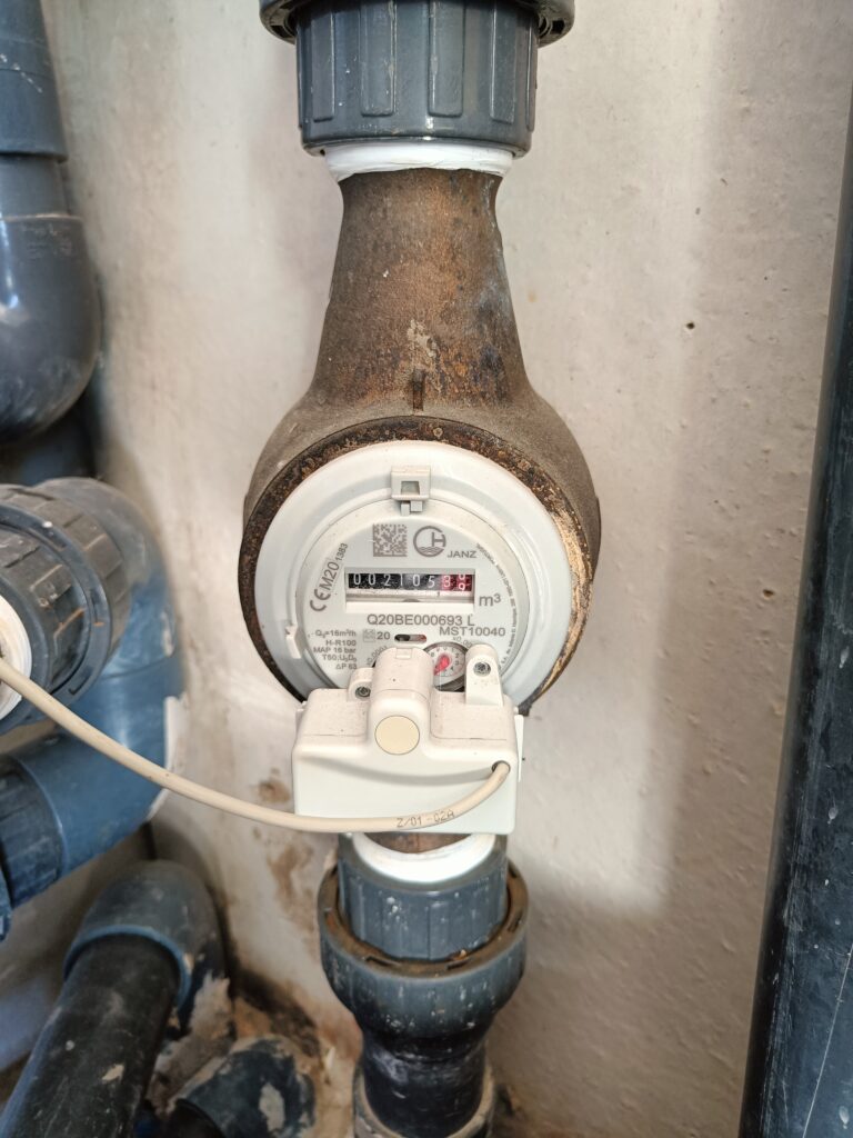 Caudalímetro JANZ con emisor de pulsos electrónico en tubería de PVC