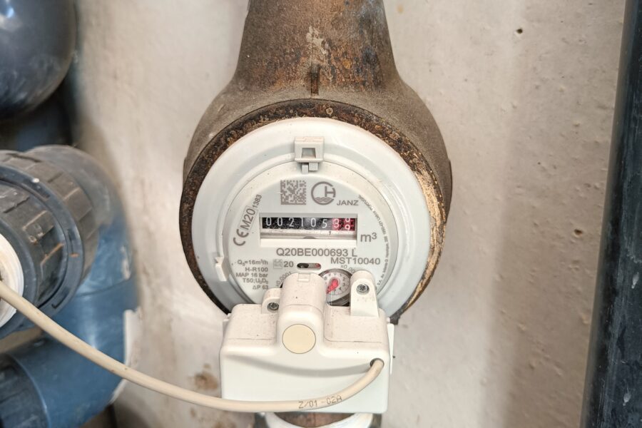 Caudalímetro JANZ con emisor de pulsos electrónico en tubería de PVC