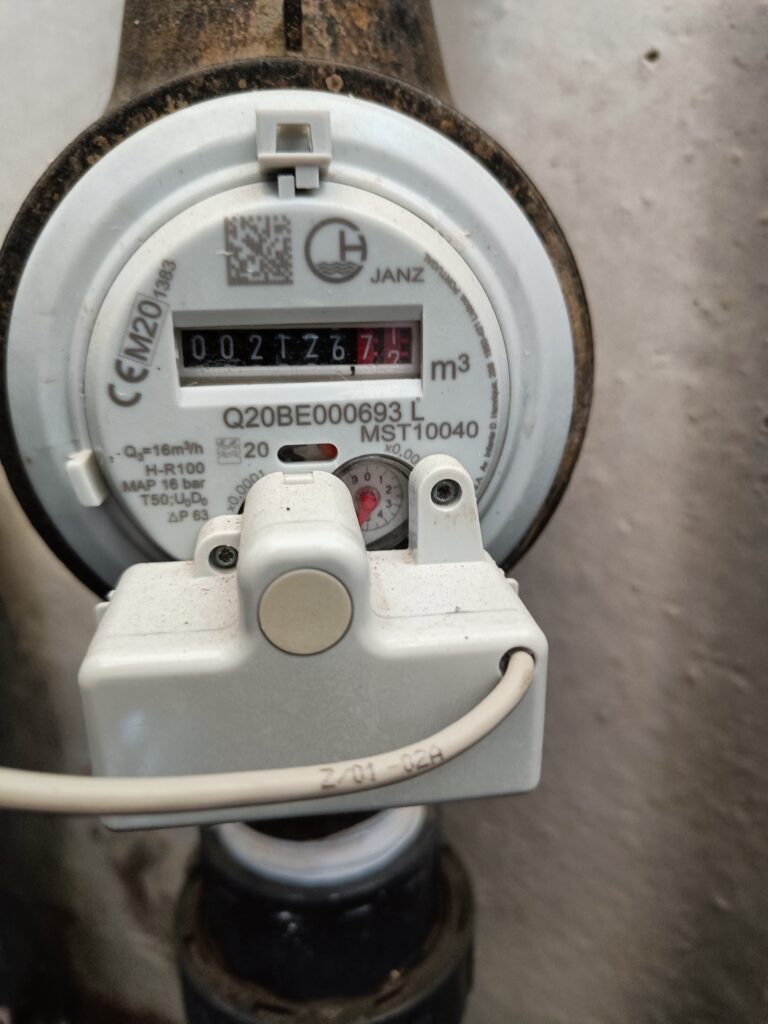 Emisor de pulsos en un contador de agua de riego que se conecta al CP9 de Prismab