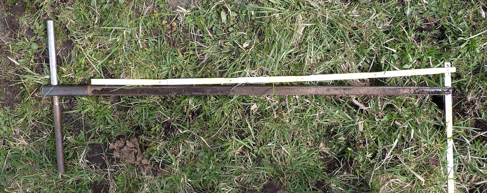 Barrena de suelo con una muestra de tierra extraída